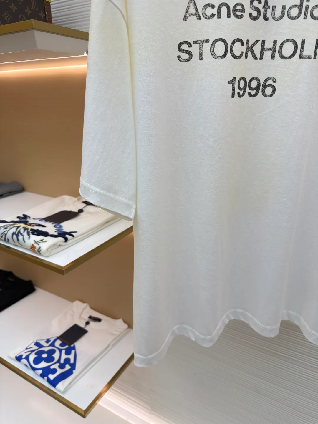 Acne Studios 1966 mud-dyed washed distressed short-sleeve ●Original version: 2800 purchased and developed ●Item number: 1682348-X95 ●Fabric: cloud velvet ski-like cotton fabric ●Technology: glue printing ●Color: white ●Version: fitted version ●Weight: about 225 grams ●Size: S-M-L-XL ●Description: Made of ultra-soft pure cotton fabric, garment-dyed, washed and distressed, the chest part has a dirty feel, and the lower part shows a gradient effect. The neckline is slightly frayed to better fit the overall tone. The overall line is straight and delicate, the fabric is comfortable and soft, and the color is consistent without color difference. It can be matched with the same style to create a fashionable look and control various occasions. Customized accessories, complete with three standards, the same style for men and women!